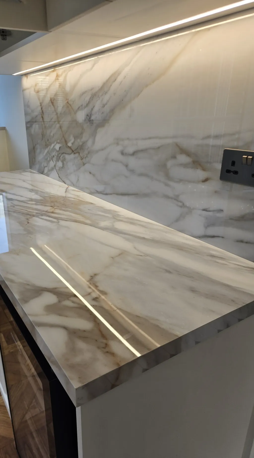 Marble-look worktop with an inset light channel