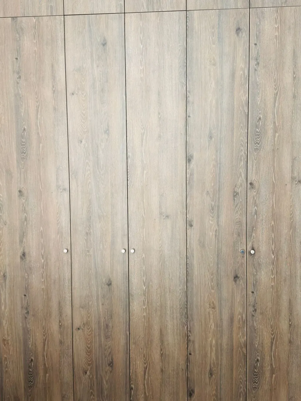Oak-look wardrobe fronts with recessed pulls